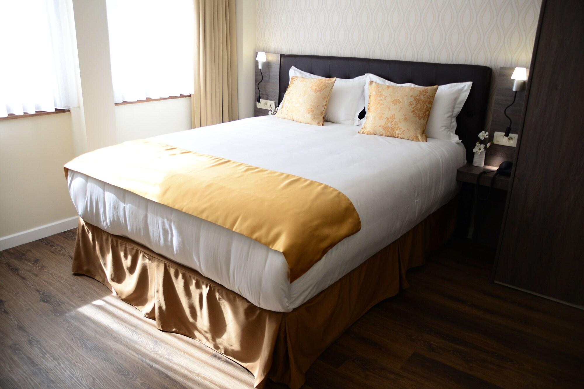 The Helmet Hotel Saint-Josse-ten-Noode Екстер'єр фото